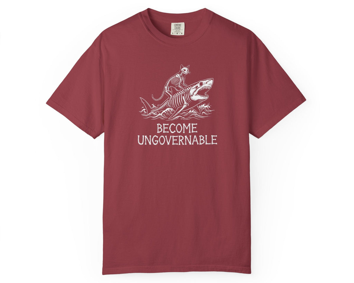 Become Ungovernable cat riding shark graphic t-shirt in Chili garment-dyed cotton