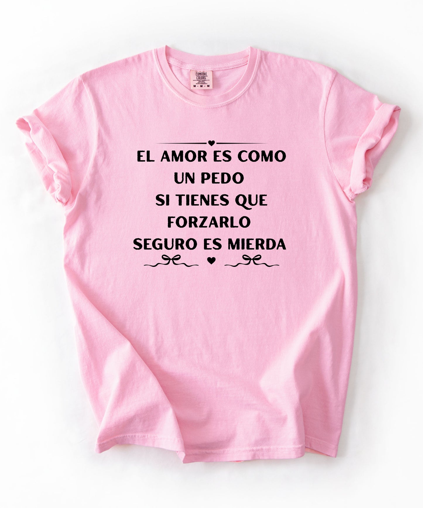 El amor es como un pedo" funny Spanish quote tee in Blossom — Comfort Colors garment-dyed graphic shirt