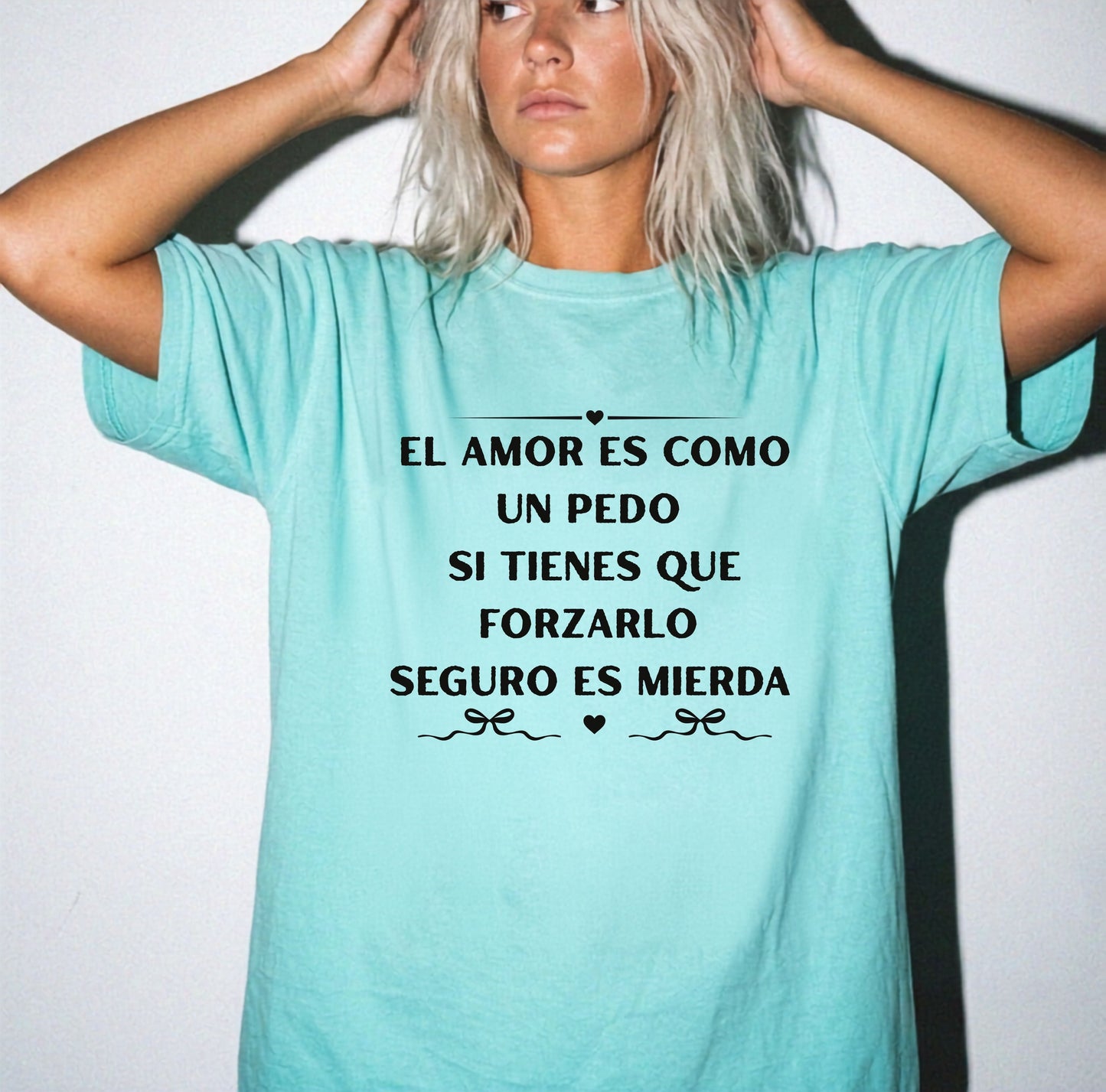 El amor es como un pedo" funny Spanish quote tee in Chalky Mint — Comfort Colors garment-dyed graphic shirt