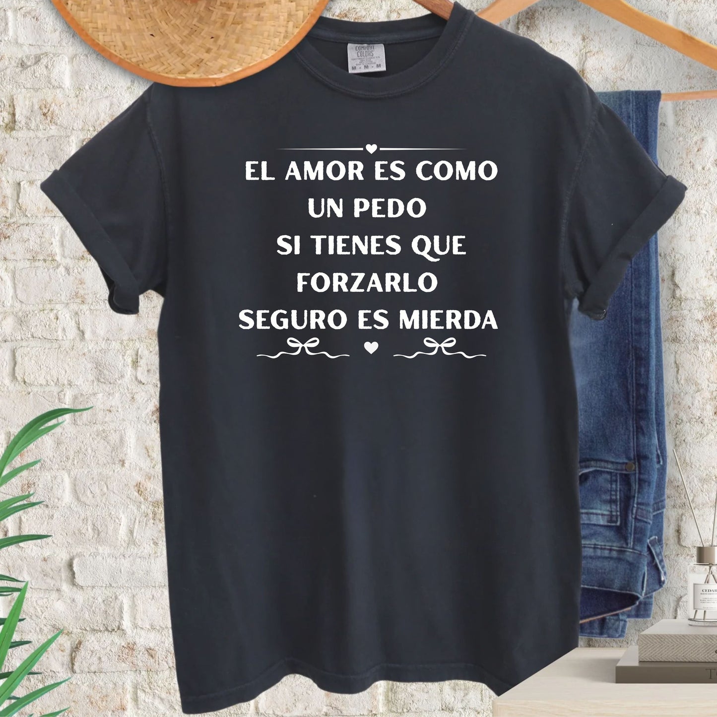 El amor es como un pedo" funny Spanish quote tee in Black — Comfort Colors garment-dyed graphic shirt