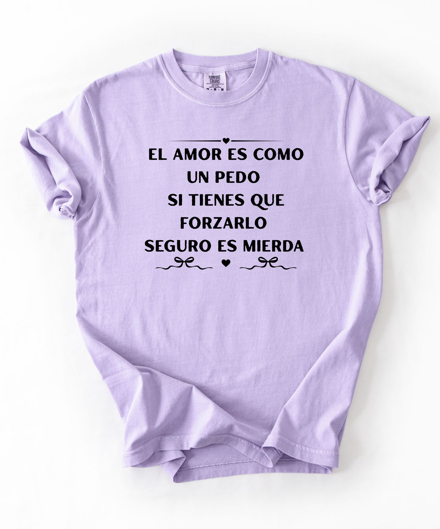 El amor es como un pedo" funny Spanish quote tee in orchid — Comfort Colors garment-dyed graphic shirt