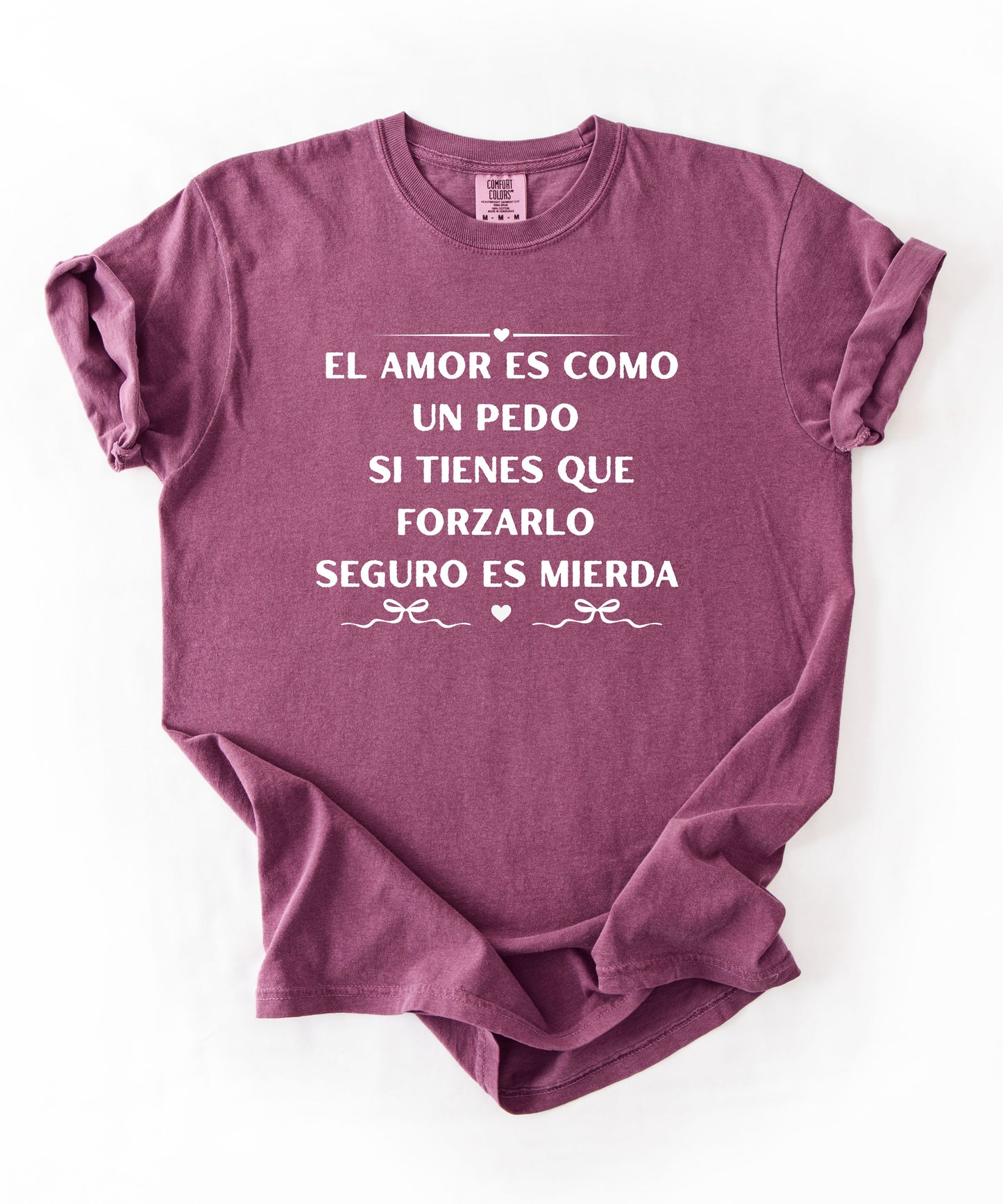 El amor es como un pedo" funny Spanish quote tee in Berry— Comfort Colors garment-dyed graphic shirt