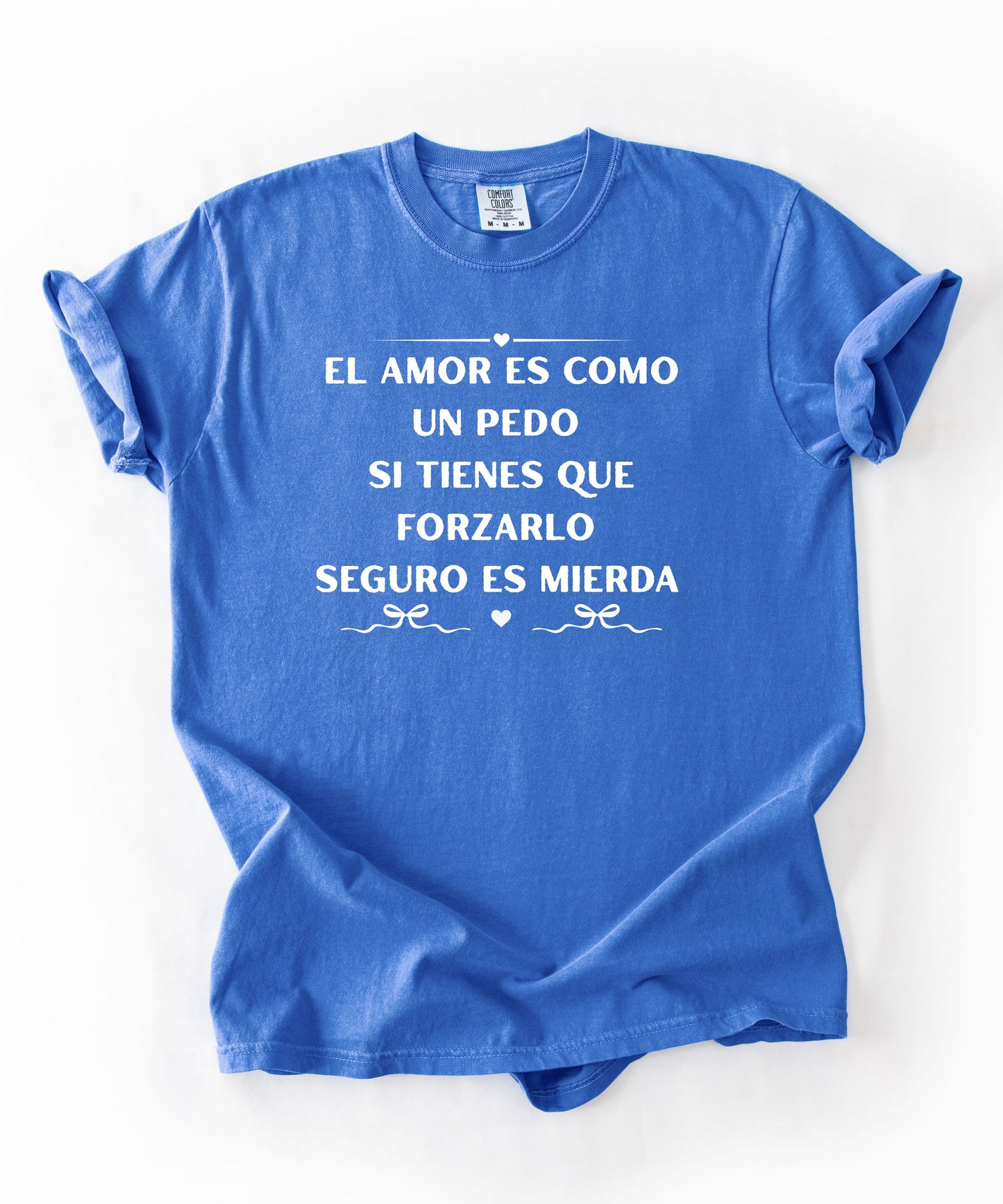 El amor es como un pedo" funny Spanish quote tee in Flo Blue — Comfort Colors garment-dyed graphic shirt