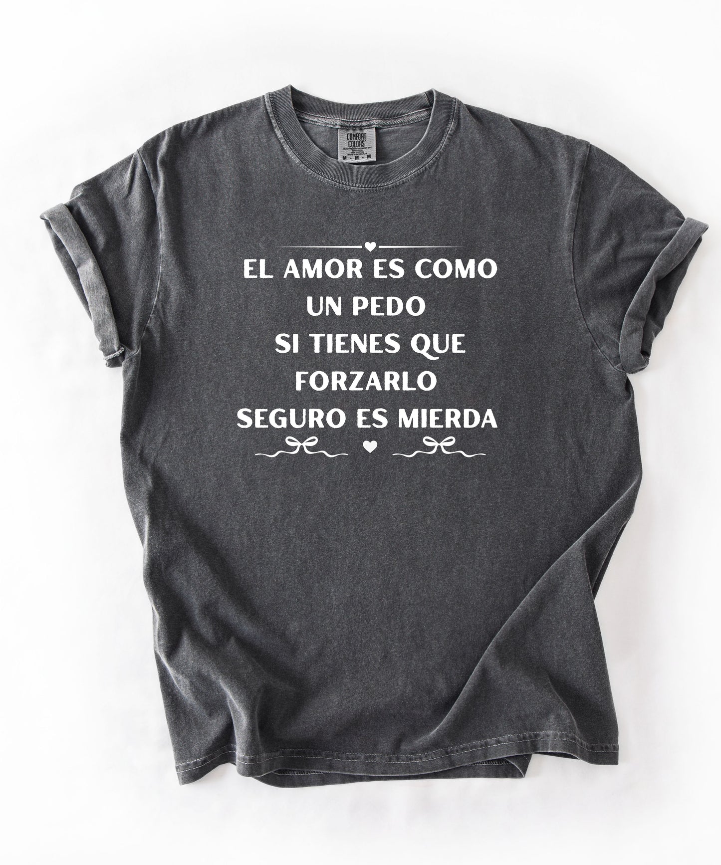 El amor es como un pedo" funny Spanish quote tee in Pepper— Comfort Colors garment-dyed graphic shirt