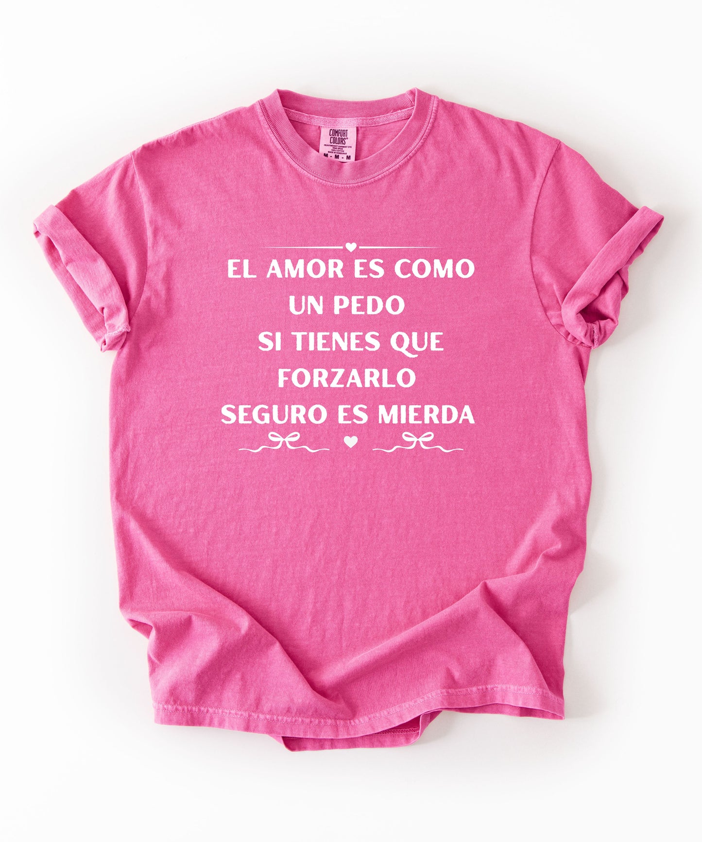 El amor es como un pedo" funny Spanish quote tee in Crunchberry — Comfort Colors garment-dyed graphic shirt