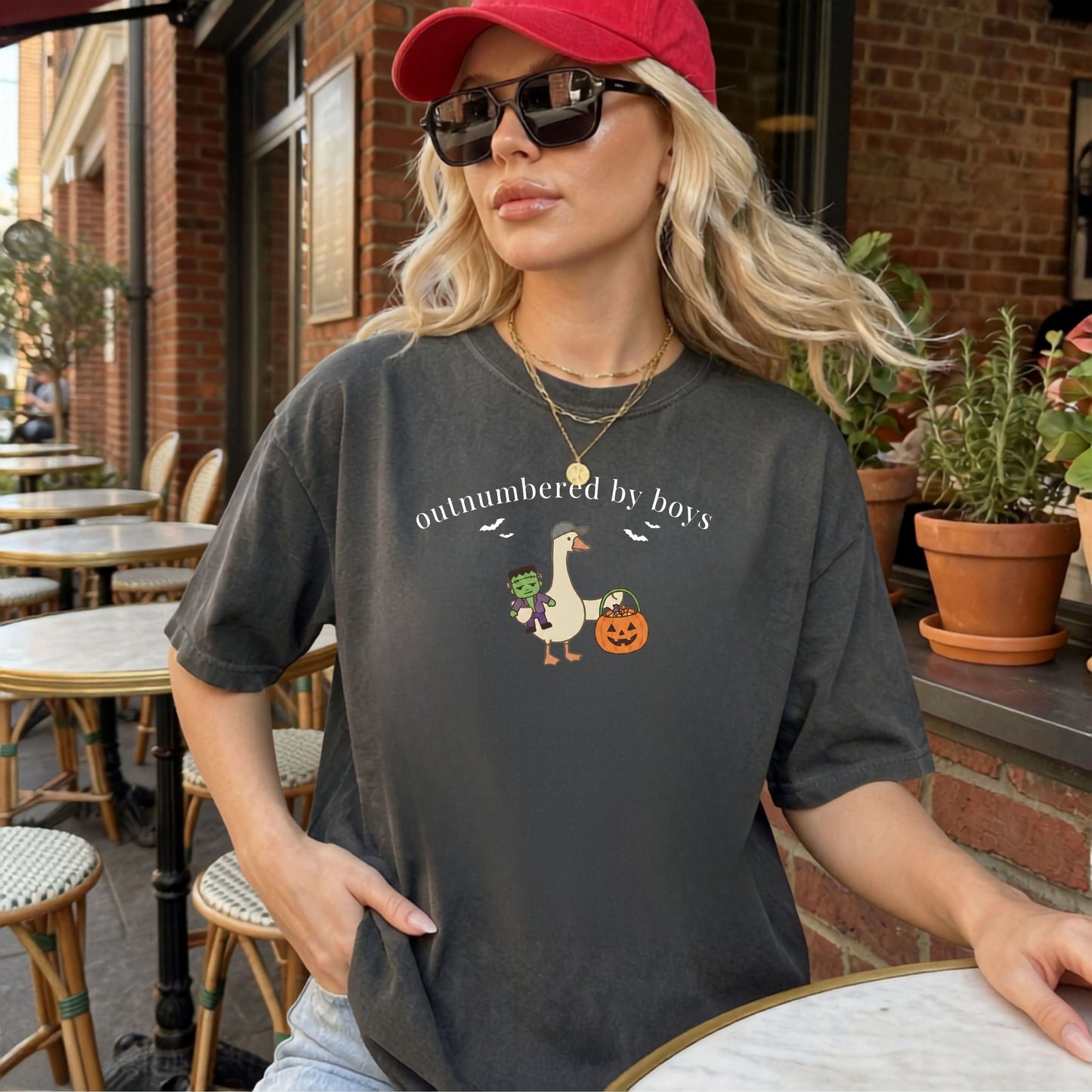 Silly Goose Outnumbered by Boys Halloween graphic tee in Pepper – GodaStudio