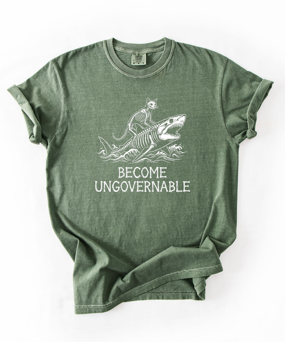 Become Ungovernable cat riding shark graphic t-shirt in Moss garment-dyed cotton