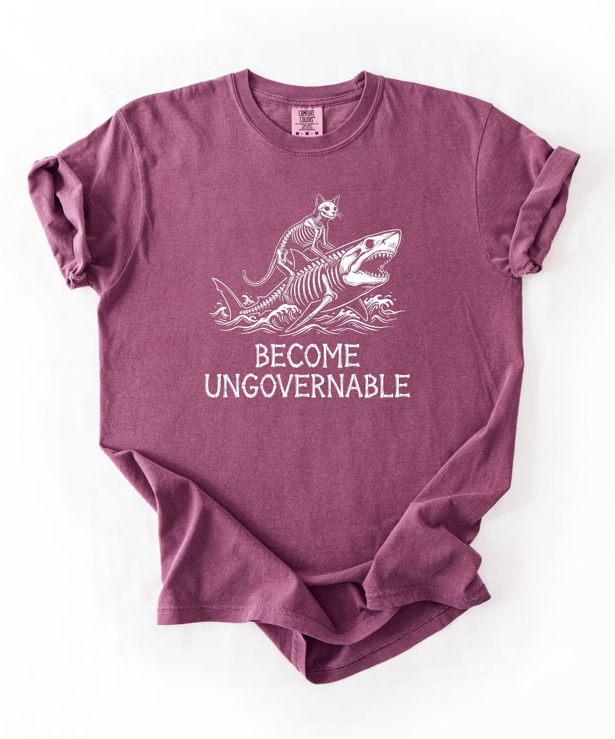 Become Ungovernable cat riding shark graphic t-shirt in berry garment-dyed cotton